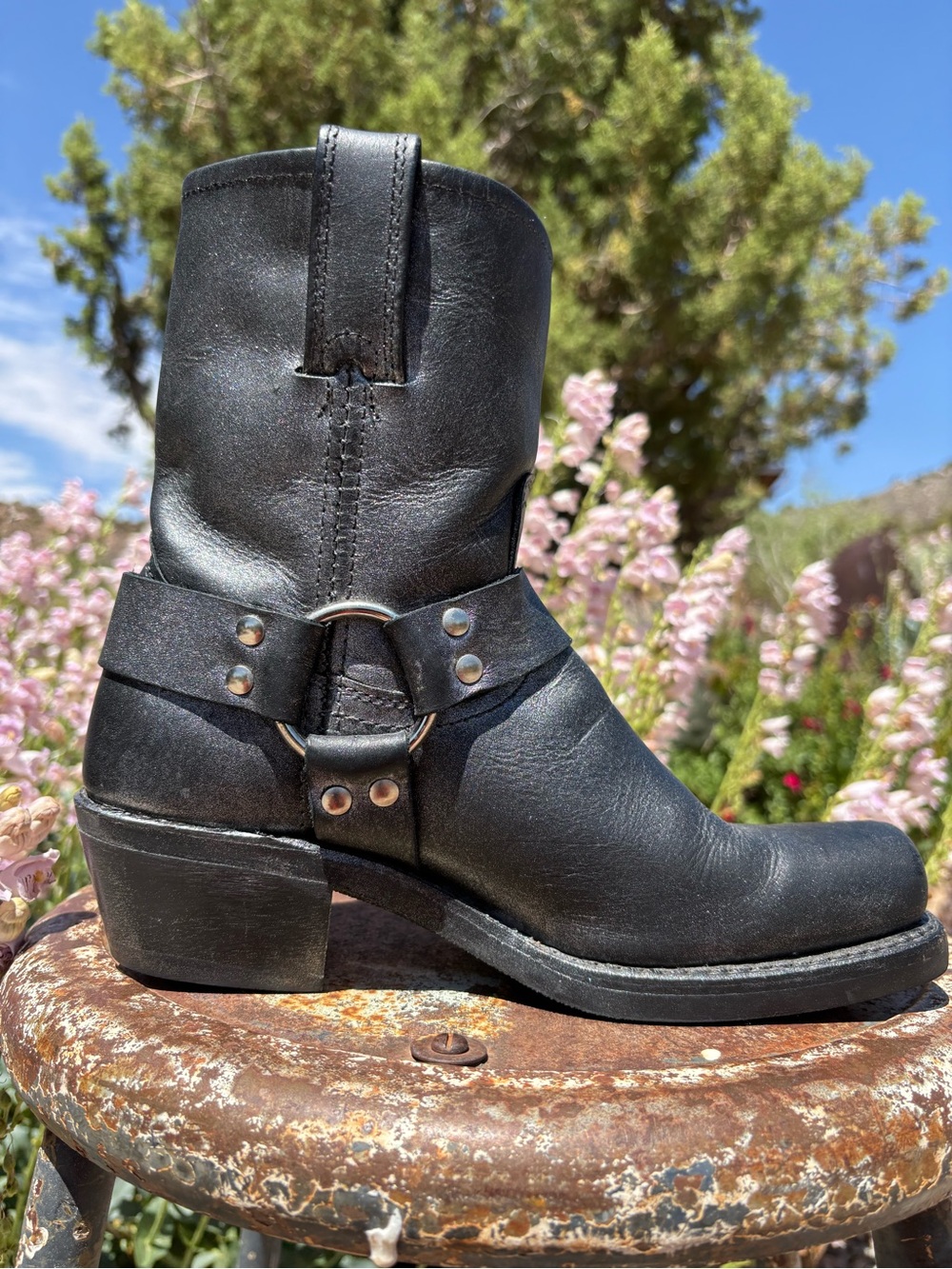 FRYE πΊπΈ Metallic Black 8R Harness Boots - Picture 4 of 16